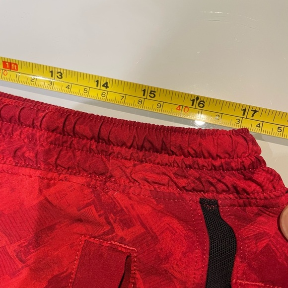 Men’s Lululemon Pace Breaker 9” Lined Red Patterned Shorts - Picture 4 of 14